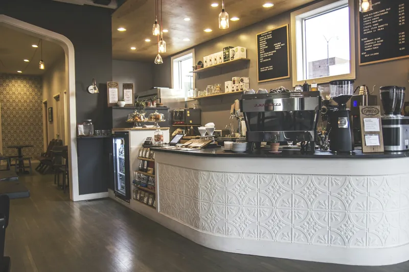 Kahve makineleri ve servis tezgâhıyla kafe bar alanı