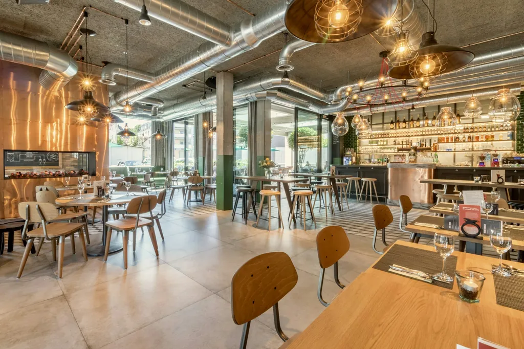 Endüstriyel tavanlı, bar arkalı geniş kafe-restoran salonu