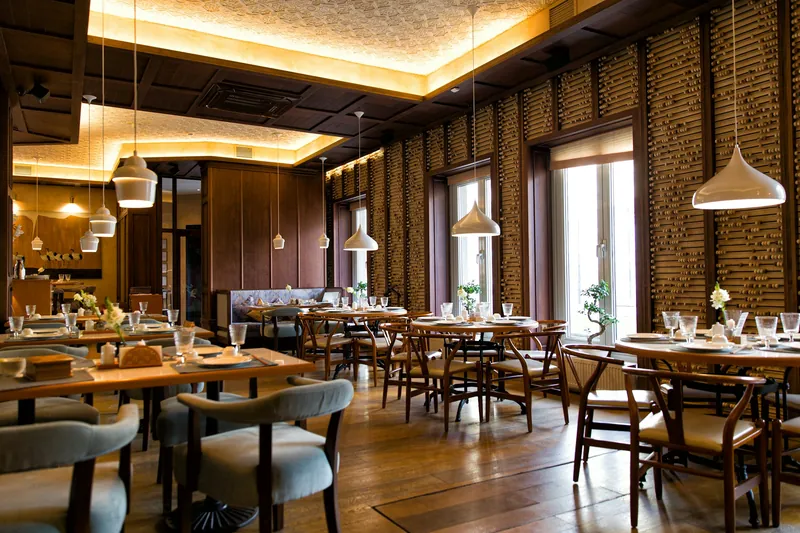 Sıcak ışıklı, sarkıt aydınlatmalı restoran salonu