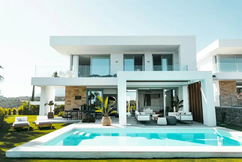 Bahçesi ve havuzuyla tamamlanmış villa